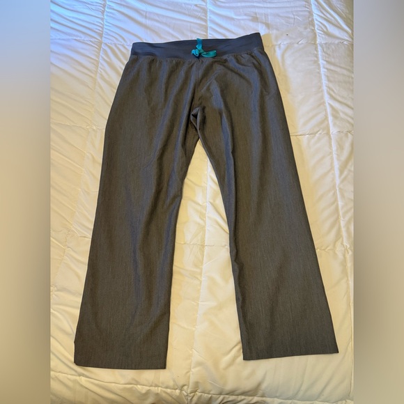 Figs Scrub Set XL top and Large Petite bottoms - Picture 3 of 11